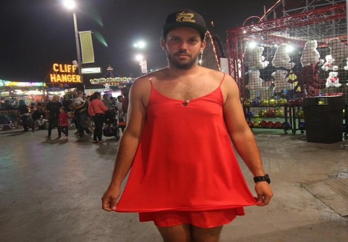 Izgubio je opkladu pa je morao obući ovo i hodati po gradu, reakcije su urnebesne (VIDEO)