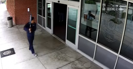 Uzeo je bejzbol palicu i počeo lupati po policijskoj stanici, čekajte da vidite šta su mu uradili policajci (VIDEO)