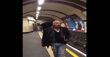  Čovjek je počeo pjevati u podzemnoj, ali nakon kratkog vremena su ga svi pratili (VIDEO) 