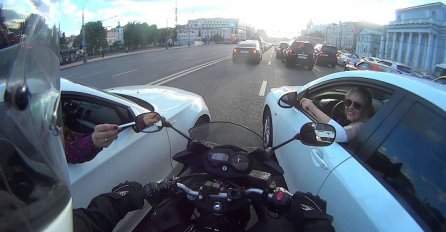 Rus uletio motorom između dva automobila i uradio nešto potpuno neočekivano (VIDEO)