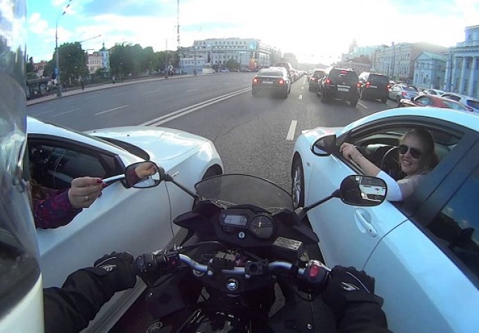 Rus uletio motorom između dva automobila i uradio nešto potpuno neočekivano (VIDEO)