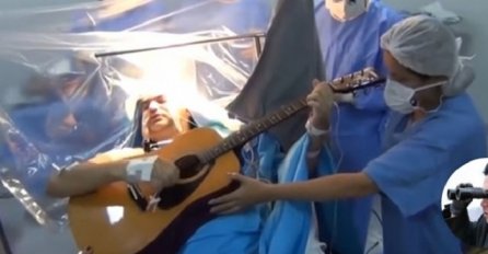 Pacijent svira gitaru tokom operacije mozga