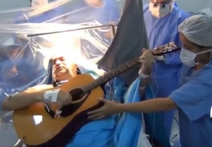 Pacijent svira gitaru tokom operacije mozga