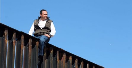 ISMIJAO TRUMPA: Meksički kongersmen popeo se na ogradu na granici i pokazao koliko je lako ući u SAD i pored zida (VIDEO)