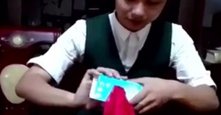 Ovaj kineski konobar će vam pokazati trik s mobitelom koji će vas oboriti s nogu (VIDEO)