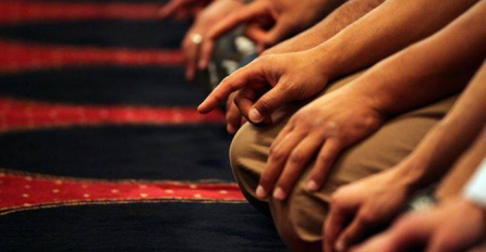 Škola zabranila učenicima muslimanima da se javno mole, uz ovo obrazloženje (FOTO)
