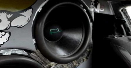 Ako ste mislili da je vaše ozvučenje u autu jako, onda još niste vidjeli ovo (VIDEO)