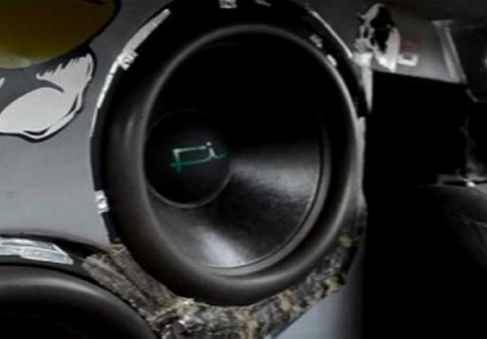 Ako ste mislili da je vaše ozvučenje u autu jako, onda još niste vidjeli ovo (VIDEO)