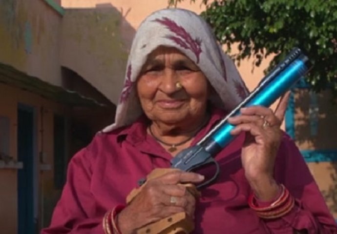Ova baka ima 84 godine i savršeno mirnu ruku, pogledajte kako pogađa metu (VIDEO)