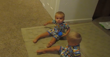 Niko ne vjeruje majci da njeni blizanci mogu ovo da urade, a onda je ona uzela kameru i sve snimila (VIDEO)