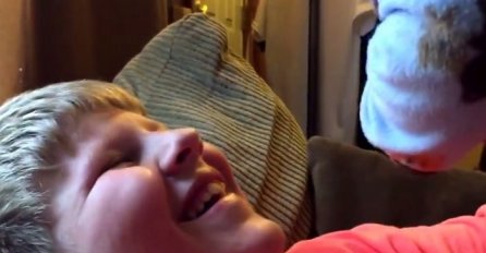 Igrao se sa svojim tek rođenim bratom: Nakon onoga što se desilo na 0:05, imat će traume cijeli život (VIDEO)