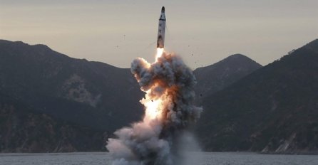  JAPAN TVRDI: Sjeverna Koreja ispalila 4 rakete, tri pale u naše vode!