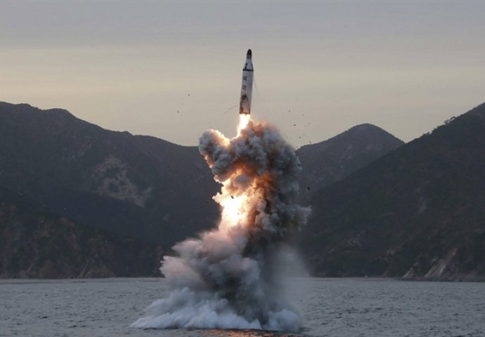  JAPAN TVRDI: Sjeverna Koreja ispalila 4 rakete, tri pale u naše vode!