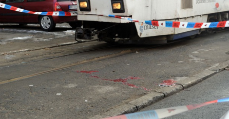 Stravičan prizor u centru grada: Muškarac skočio s mosta i pao na beton