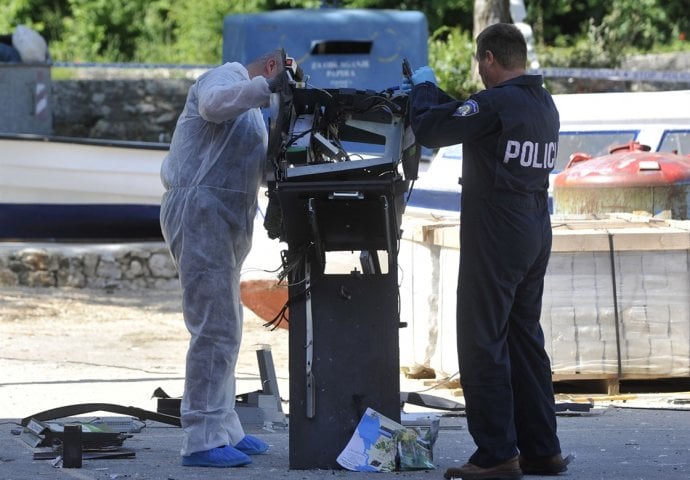 EKSPLOZIJOM RAZNIJELI BANKOMAT: Oštećeni kafić i trgovina, novac letio svuda