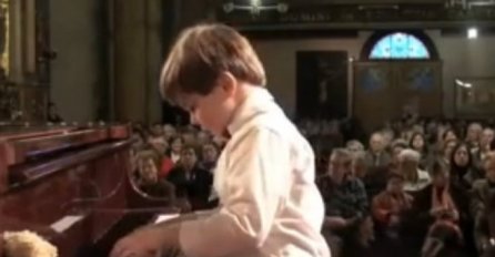 ČUDO OD DJETETA: Sjeo je za klavir, a kada je krenuo svirati cijela sala je ostala  BEZ RIJEČI! (VIDEO)