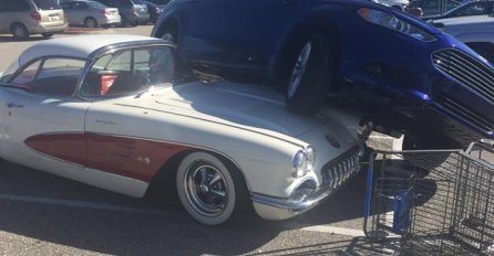 FLORIDA: Automobil parkirao na krov oldtimer Chevrolet Corvettea iz 1959 godine (VIDEO)