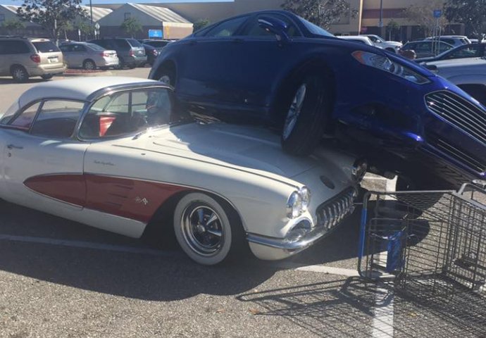 FLORIDA: Automobil parkirao na krov oldtimer Chevrolet Corvettea iz 1959 godine (VIDEO)