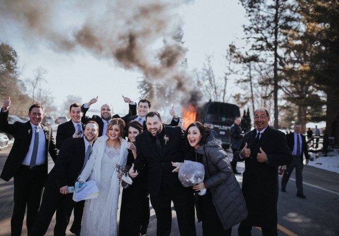 NEVJEROVATNO: Vjenčanje snimali ispred zapaljenog autobusa