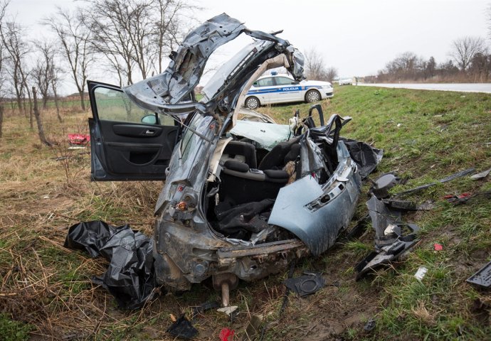 TRAGEDIJA: Tri osobe poginule direktno sudarivši se sa kamionom srbijanskih tablica