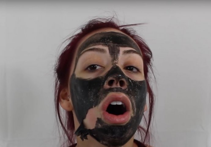 NE IGRAJTE SE, NIJE ZDRAVA KAO ŠTO GOVORE: Vrištala je dok je gulila crnu masku sa lica! (VIDEO)
