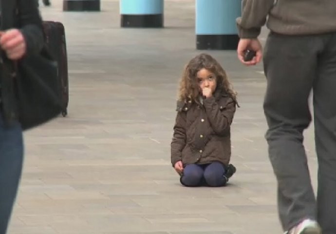 Sigurnosna kamera snimila izgubljenu djevojčicu, a pogledajte ko je prišao pomoći joj (VIDEO)