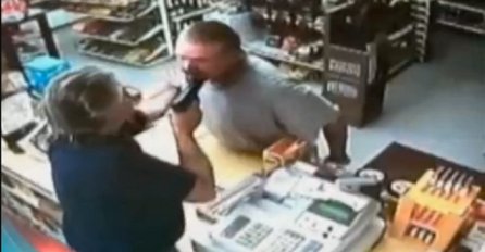 Kakva greška: Pokušao opljačkati prodavača ali nije znao na koga je naletio (VIDEO)