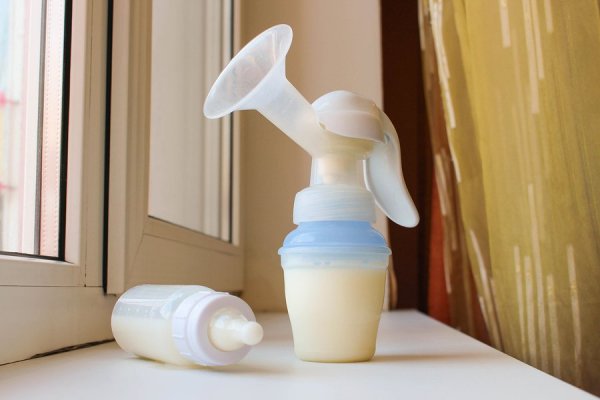 bigstock-breast-pump-and-bottle-of-milk-86145548