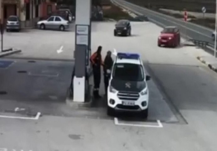 Policajci su stali na benzinsku pumpu da natoče gorivo, ono što je uslijedilo nisu mogli ni sanjati (VIDEO)