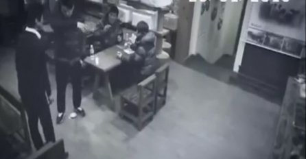 Grupa pijanih mladića pravila je probleme u restoranu, a onda je došla konobarica i očitala im lekciju (VIDEO)