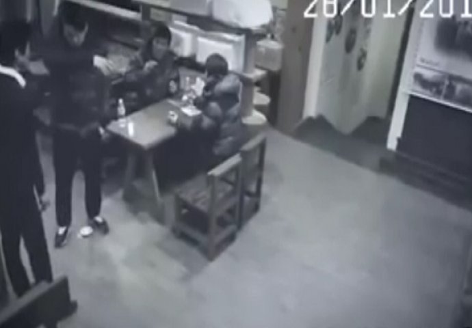 Grupa pijanih mladića pravila je probleme u restoranu, a onda je došla konobarica i očitala im lekciju (VIDEO)