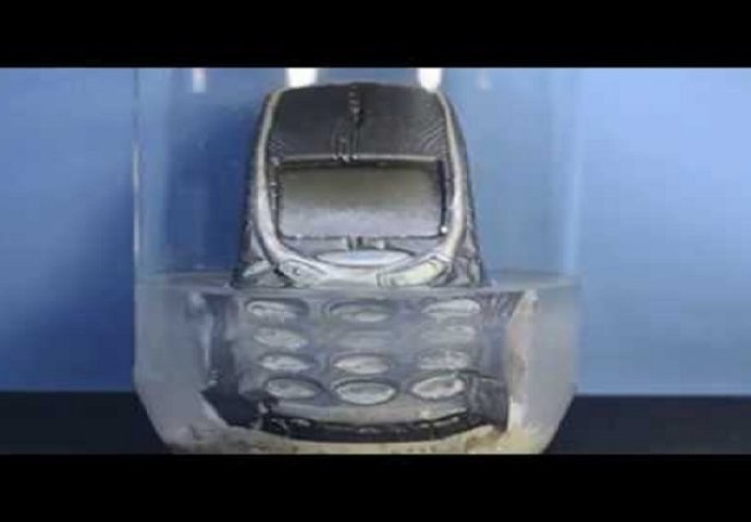 Potopio je legendarnu Nokiju 3310 u aceton, a nakon 20 sati od telefona je ostalo ovo (VIDEO)