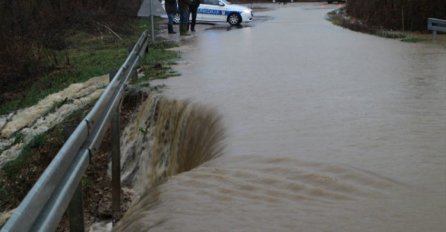 LIVE Elementarna nepogoda u BiH: Poplavljeno stotine hektara zemlje, Modrac na ivici prelijevanja, općine proglašavaju vanredno stanje, strah od klizišta!