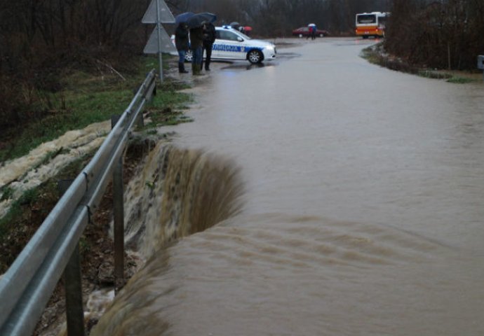 LIVE Elementarna nepogoda u BiH: Poplavljeno stotine hektara zemlje, Modrac na ivici prelijevanja, općine proglašavaju vanredno stanje, strah od klizišta!