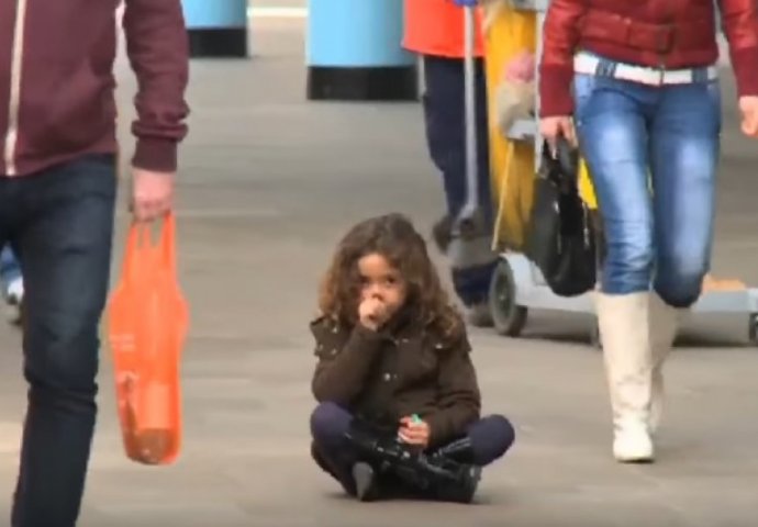 Preko 600 ljudi prošlo pored izgubljene djevojčice: Ostat ćete bez riječi kada vidite ko joj je prišao! (VIDEO)