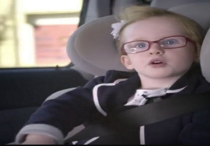 Totalno uništenje: Dali su maloj djevojčici da provoza kamion (VIDEO)