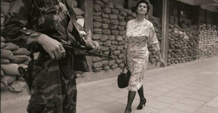Sjećate li se dame sa fotografije iz Sarajeva za vrijeme opsade? Pogledajte kako danas izgleda... (FOTO)