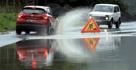 ALARMANTAN IZVJEŠTAJ CIVILNE ZAŠTITE Sava preko noći porasla skoro dva metra, evakuacije u Tuzlanskom kantonu, aktivirana i klizišta