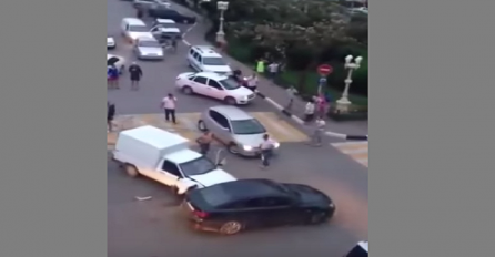 Glumili mangupe u bijesnom autu pa naletili na radničku klasu i dobili batine (VIDEO)