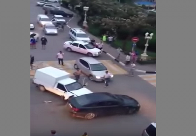 Glumili mangupe u bijesnom autu pa naletili na radničku klasu i dobili batine (VIDEO)