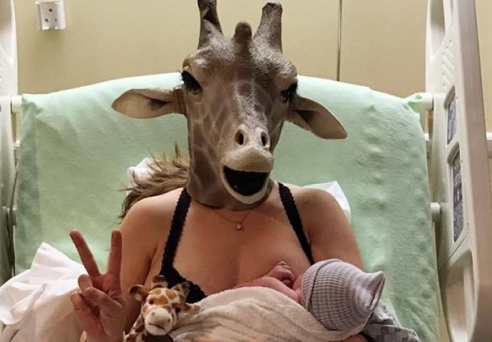 Rađala je s maskom žirafe na glavi: Gledali su je milioni ljudi 