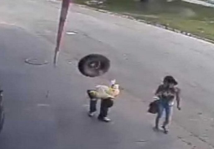 Šetao je ulicom, a onda ga u glavu udarila automobilska guma (VIDEO)