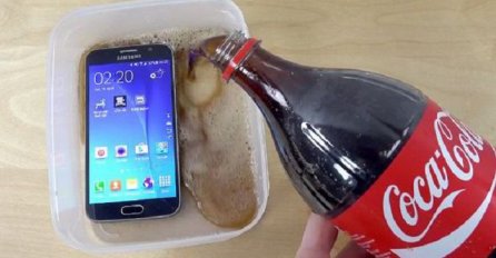Potopio nov Samsung S6 u posudu punu Coca-Cole, pogledajte šta se desilo nakon samo jedne minute (VIDEO)