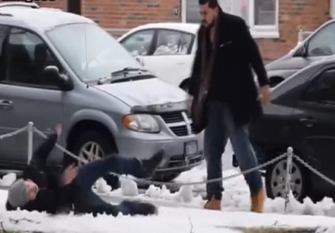 Prišao je starijem čovjeku i izazivao ga a onda je završio na podu (VIDEO)