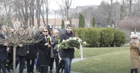 Porodica, prijatelji i građani položili vijence na grob Zorana Đinđića u Beogradu