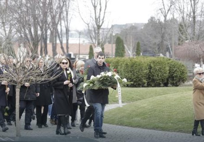 Porodica, prijatelji i građani položili vijence na grob Zorana Đinđića u Beogradu