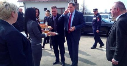 ROĐENDANSKA ZDRAVICA: Milorada Dodika za 58. rođendan ponudili rakijom