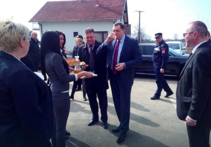 ROĐENDANSKA ZDRAVICA: Milorada Dodika za 58. rođendan ponudili rakijom