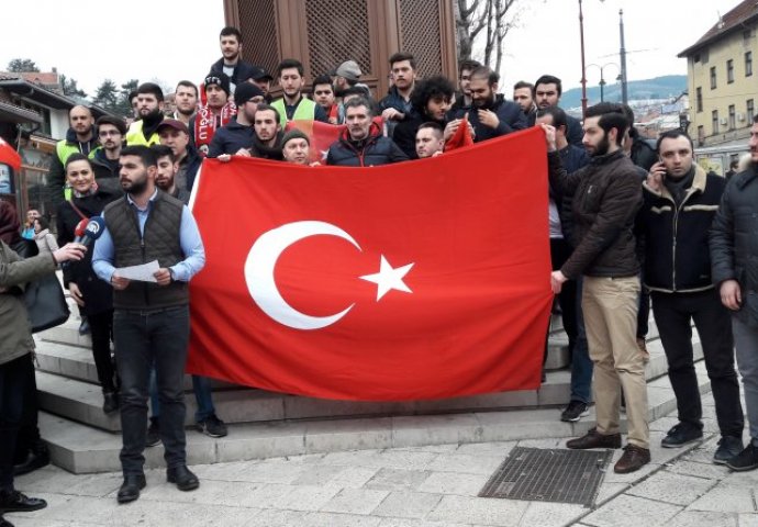 SARAJEVO: Građani Turske žestoko protestvuju ispred ambasade Kraljevine Holandije