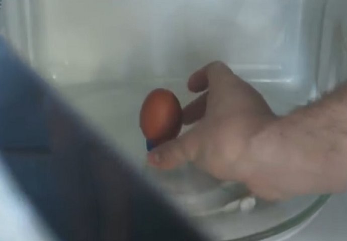 Htio je da vidi šta će se dogoditi kada stavi jaje u mikrovalnu, dobro obratite pažnju na 0:33 sekundu (VIDEO)